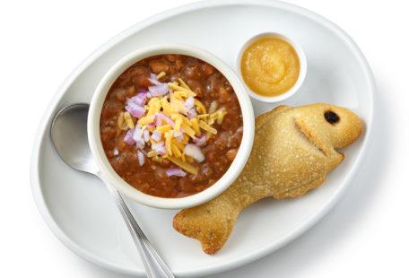 Kids beef chili with sourdough fish bread and applesauce